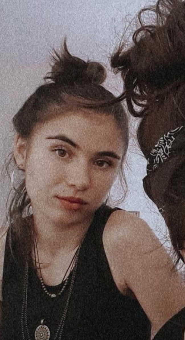 Genç kız kendisini uçurumdan attı