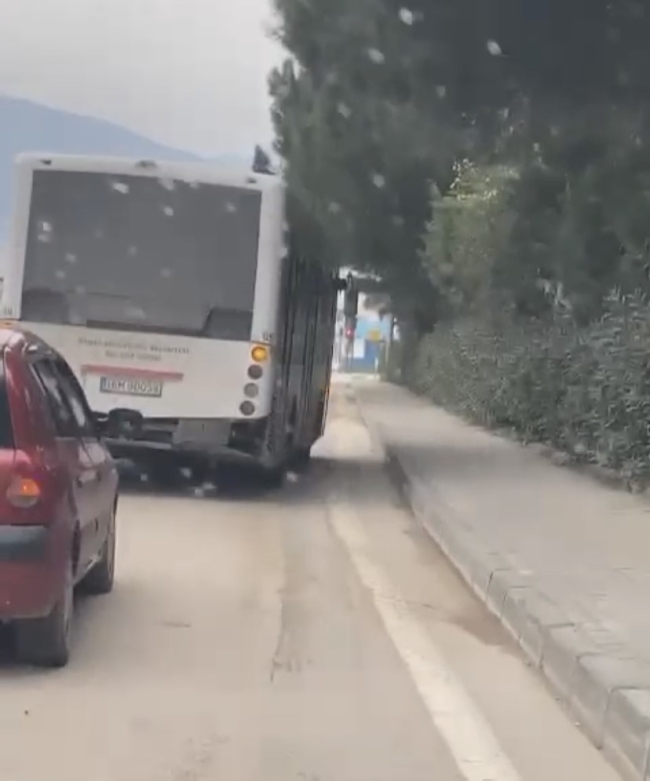 Bursa'da kaza yapan otobüs tamirciye yan yan gitti