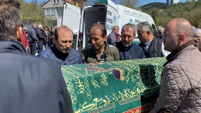 Ünlü oyuncunun anne ve babası son yolculuğuna uğurlandı