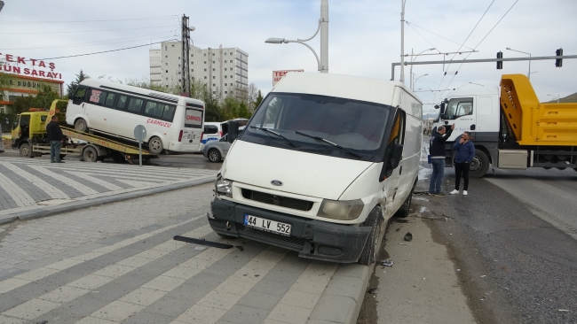 Malatya’da iki minibüs çarpıştı: 1 yaralı