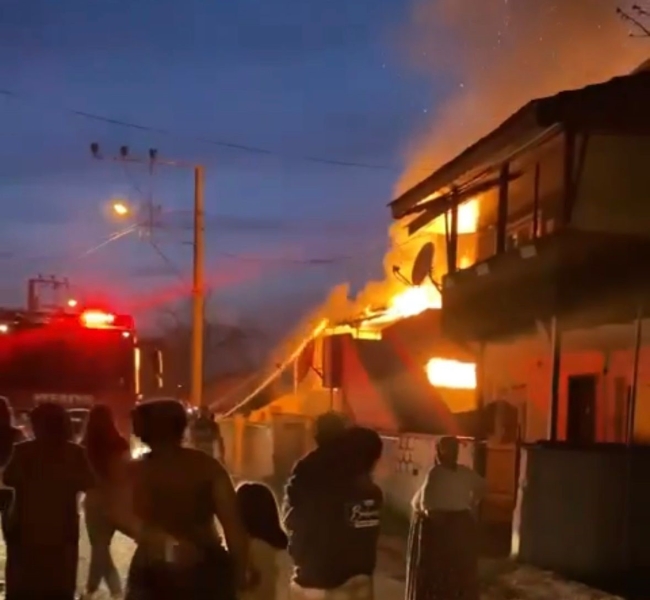 İftar vakti çıkan yangın evi küle çevirdi