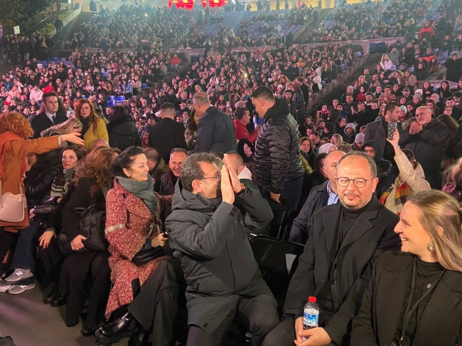 Harbiye tiyatrosu depremzede kız öğrenciler için açıldı