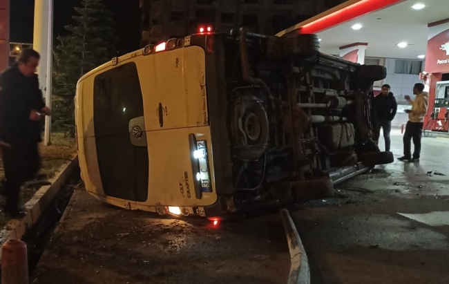 Hatay'da minibüs benzin istasyonuna daldı