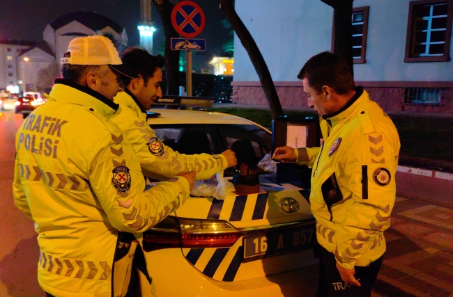 Uygulama yapan polis ekiplerine pastalı sürpriz