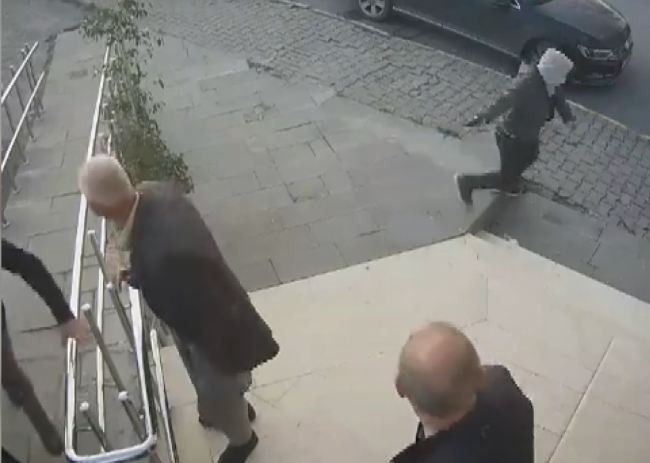Bağcılar'da silahlı saldırı: 2 yaralı