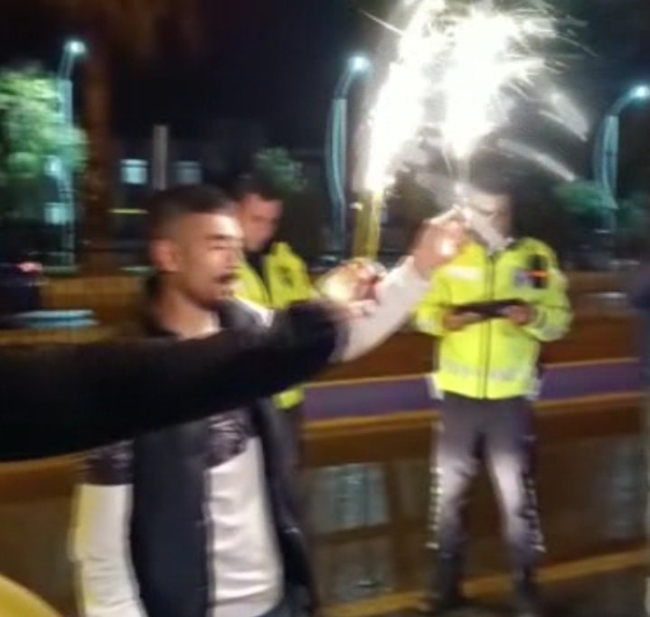 Görev başındaki polislere sürpriz kutlama