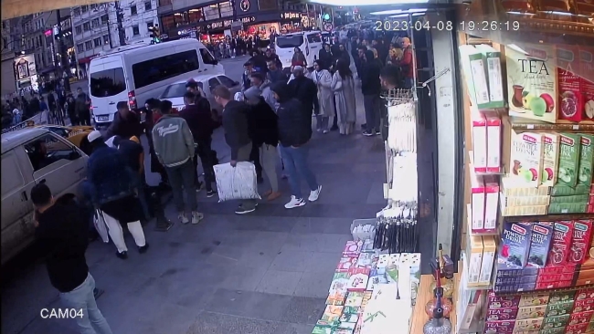 Fatih'te kapkaççıyı çevredekiler yakaladı