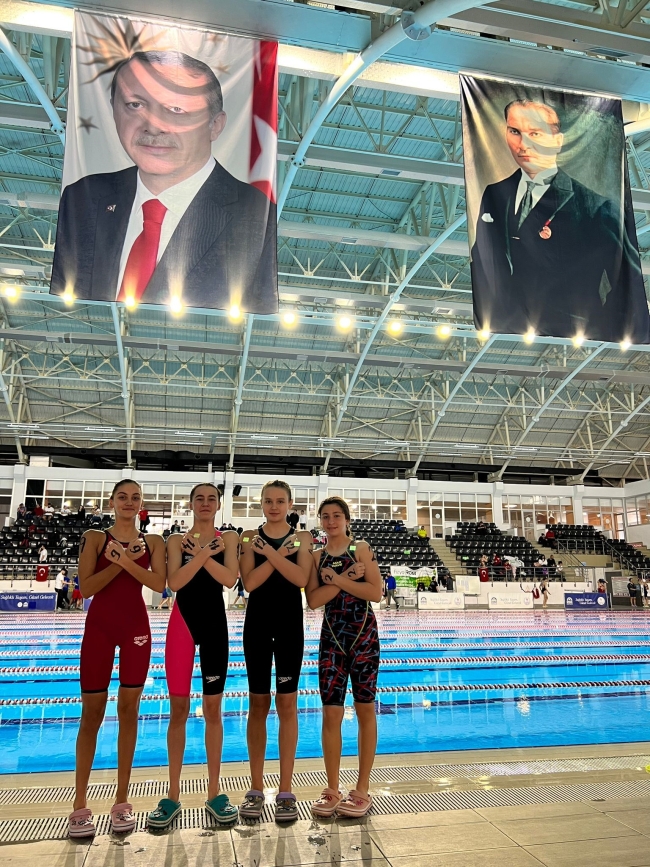 Yıldırım'ın altın kulaçlarından 15 madalya