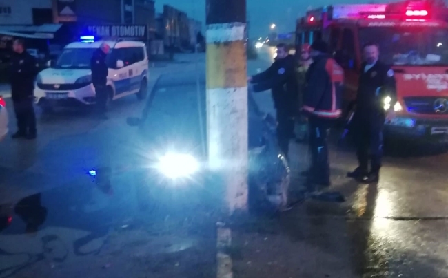 Otomobil beton direğe çarptı:1 yaralı