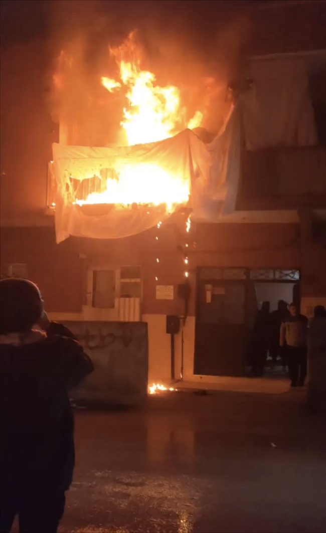 Bursa'da balkonda çıkan yangın tüm binayı sardı