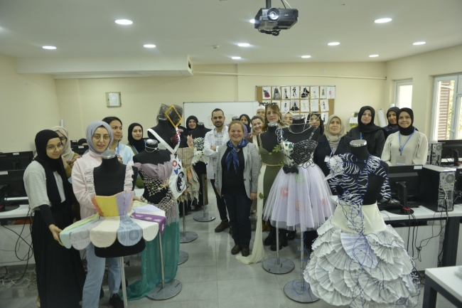 Bursa'da gazete kağıtları ve atık plastikten kıyafet yapıyorlar