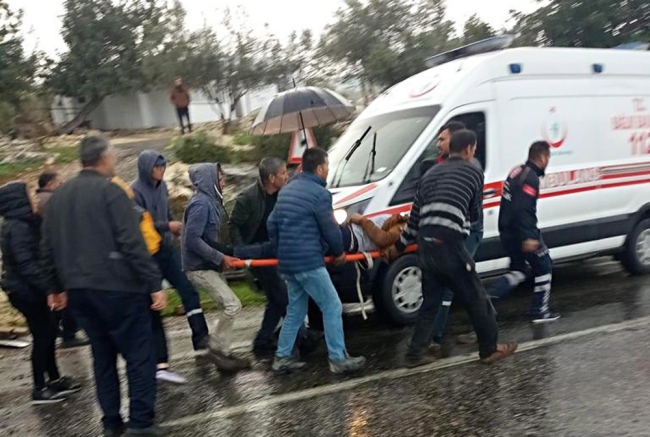 Beton mikseri devrildi, sürücü yaralandı