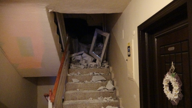 İstinat duvarı apartmanın üzerine çöktü