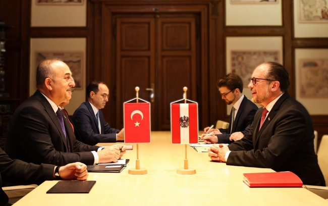 Bakan Çavuşoğlu, Togg ile Viyana sokaklarında