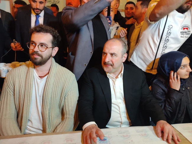 Bakan Varank Bursa'da gençlerle sahur yaptı