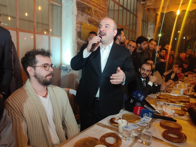 Bakan Varank Bursa'da gençlerle sahur yaptı