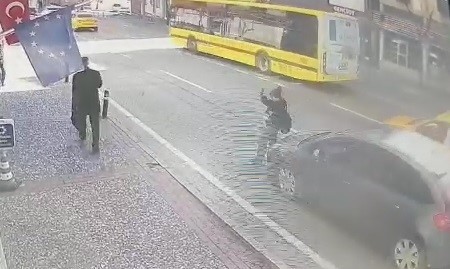 Alt geçidi kullanmadı, otomobil çarptı