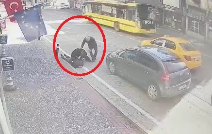 Alt geçidi kullanmadı, otomobil çarptı