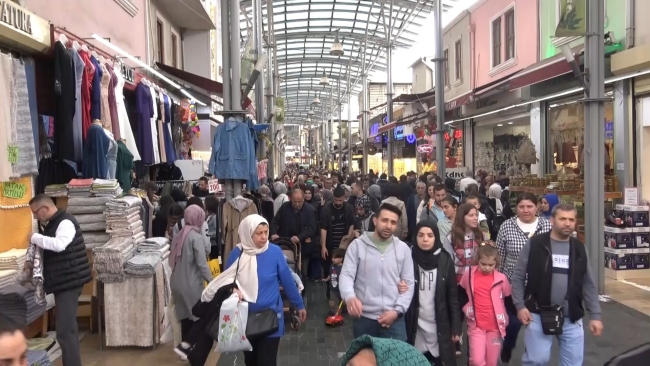 Tarihi Uzun Çarşı’da bayram yoğunluğu