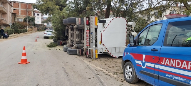 Bursa'da süratli dönmek isteyen TIR devrildi