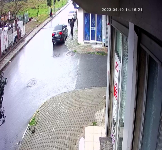 Arkasından yanaştı, cebindeki telefonu alıp kaçtı