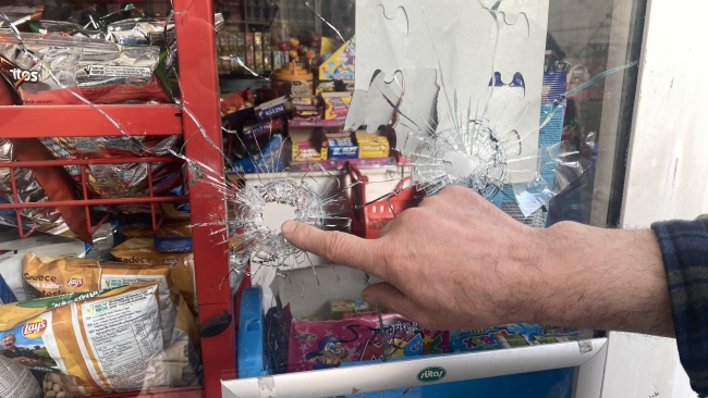 Motosikletli saldırganlar bakkala kurşun yağdırdılar