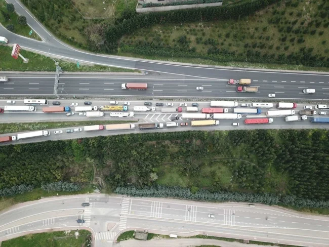TEM otoyolunda trafiği kilitleyen kaza