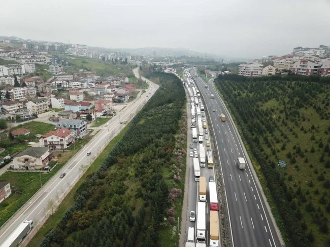 TEM otoyolunda trafiği kilitleyen kaza