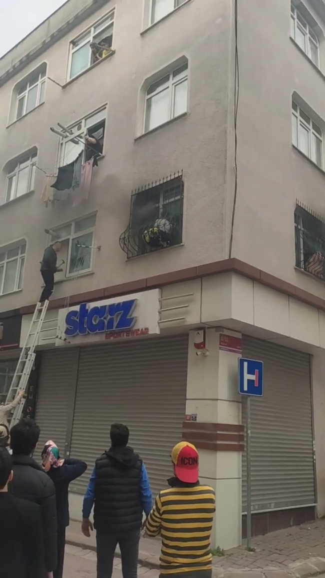 Sosyal medyaya video çekerken evi yaktı