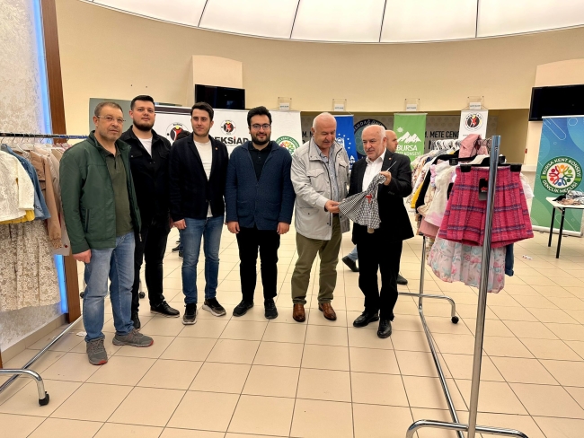 Gençlerden depremzede çocuklara bayram morali