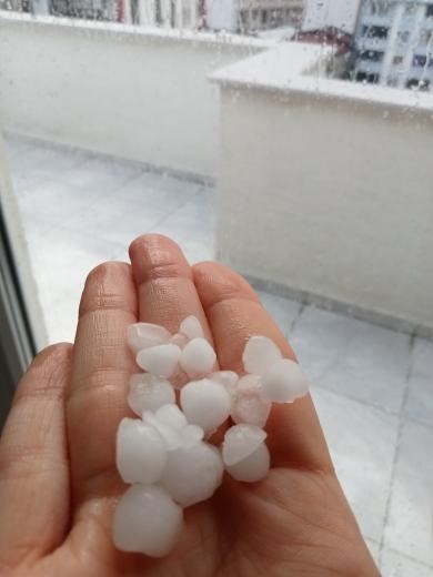 Bursa’da aniden bastıran dolu hayatı felç etti