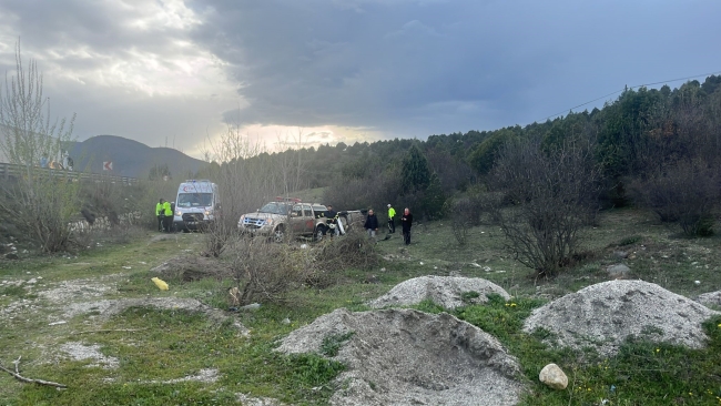 Tarlaya uçan otomobilin sürücüsü yaralandı
