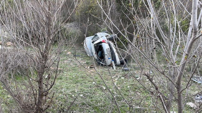 Tarlaya uçan otomobilin sürücüsü yaralandı