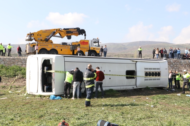 Eskişehir'de işçileri taşıyan otobüs devrildi: 3 ölü, 31 yaralı