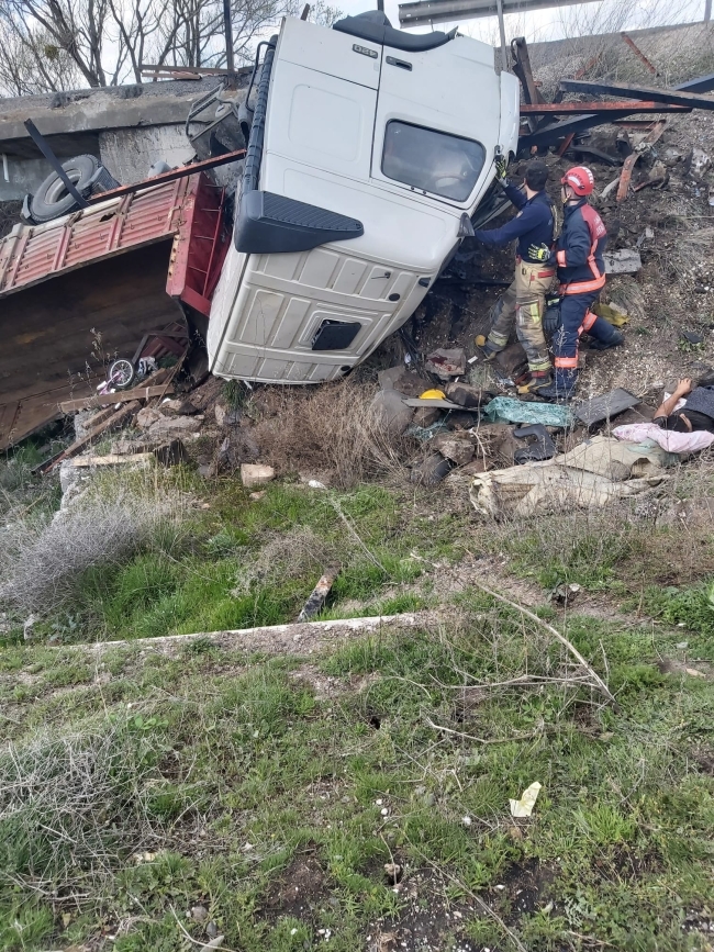 TIR şarampole devrildi; 1 ölü, 2 yaralı