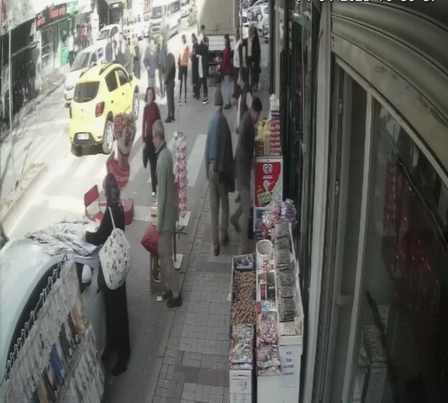 Dalgın şoför yaşlı kadına böyle çarptı