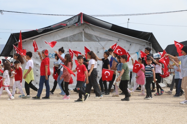 Hatay'da çadır kent kırmızı beyaza büründü