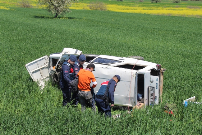 Araç tarlaya uçtu; 3 kişi yaralandı