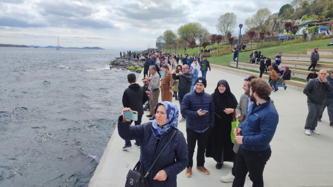TCG Anadolu'nun yapımında çalışan personeller, boğazdan geçişini izledi