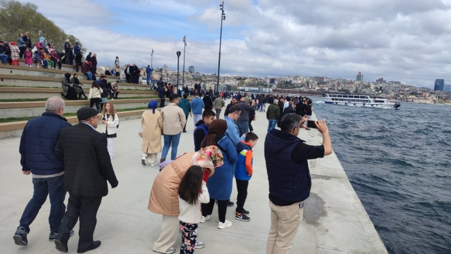 TCG Anadolu'nun yapımında çalışan personeller, boğazdan geçişini izledi