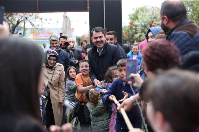 Bakan Kurum Üsküdar'da 23 Nisan şenliklerine katıldı