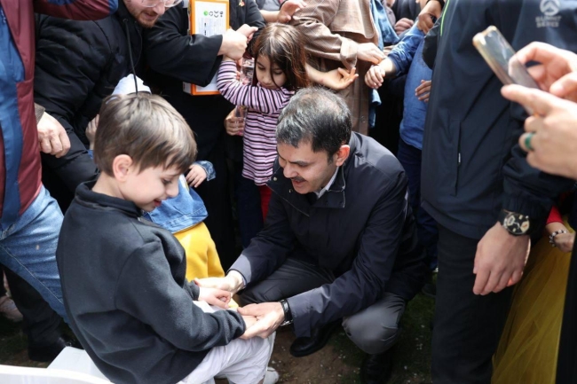 Bakan Kurum Üsküdar'da 23 Nisan şenliklerine katıldı