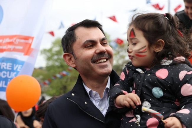 Bakan Kurum Üsküdar'da 23 Nisan şenliklerine katıldı