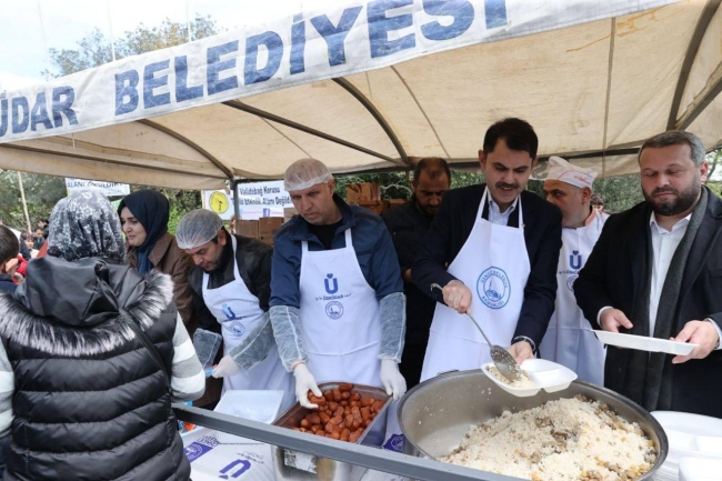 Bakan Kurum Üsküdar'da 23 Nisan şenliklerine katıldı
