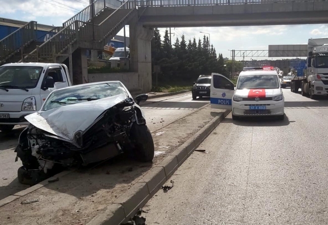 Otomobil, üst geçidin ayağına çarptı: 1'i ağır, 3 yaralı