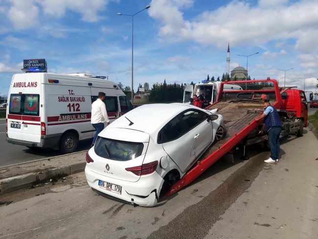 Otomobil, üst geçidin ayağına çarptı: 1'i ağır, 3 yaralı