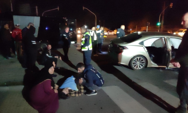 Tur minibüsü ile otomobil çarpıştı: 20 yaralı