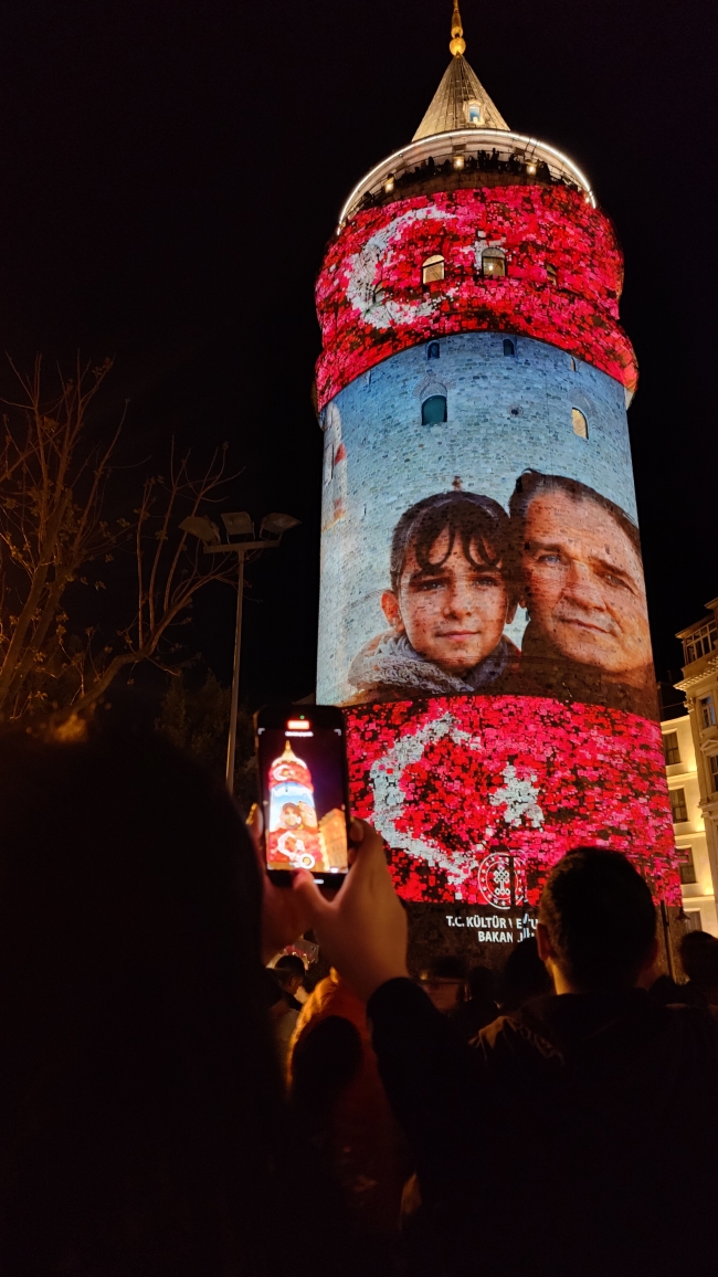 Galata Kulesi Atatürk'ün fotoğraflarıyla renklendi 