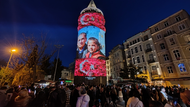 Galata Kulesi Atatürk'ün fotoğraflarıyla renklendi 