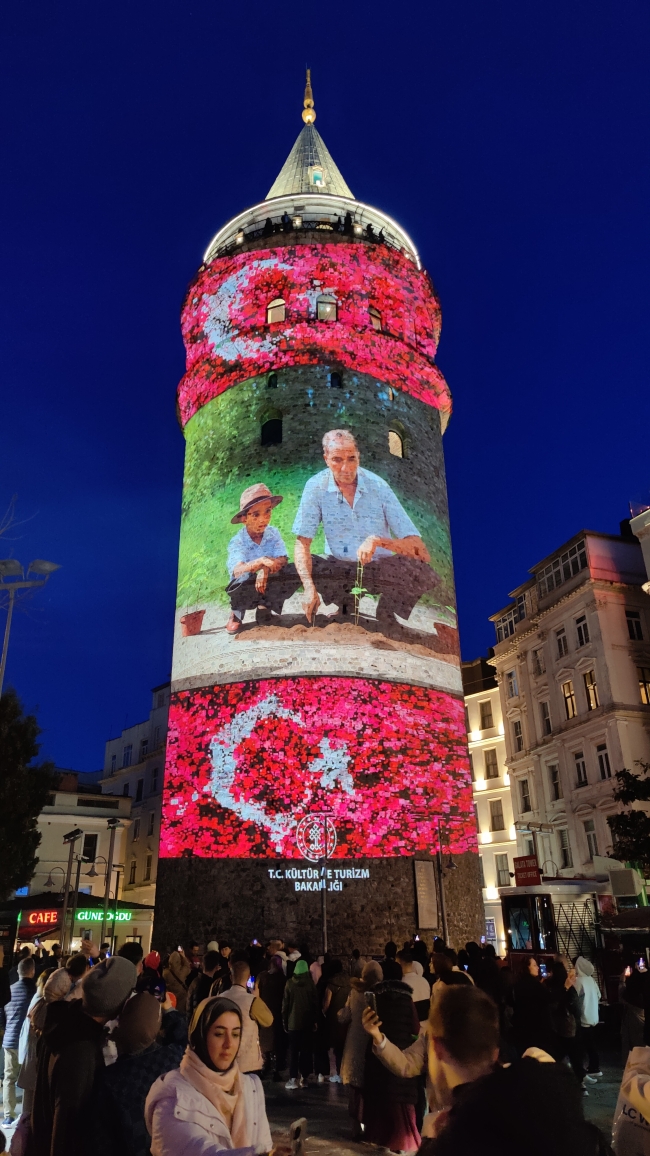 Galata Kulesi Atatürk'ün fotoğraflarıyla renklendi 